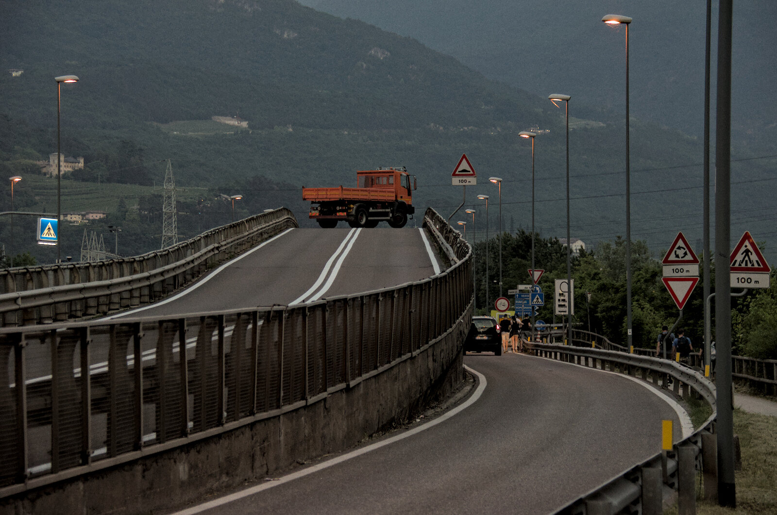 f/5.6 - 1/80s - ISO:800 100mm 20.05.2022 20:50